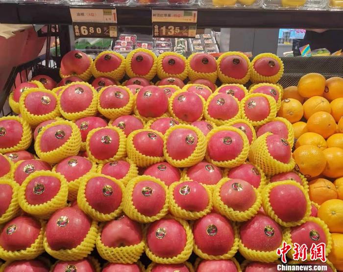 北京市丰台区某果多美门店内售卖的特级树顶红苹果。 <a target='_blank' href='http://www.chinanews.com/' >中新网</a>记者 谢艺观 摄