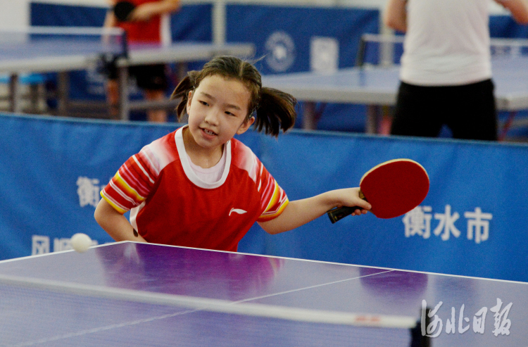 2021年5月25日17时50分,衡水市新苑小学乒乓球队的同学正在练习乒乓球。河北日报记者张昊摄影报道