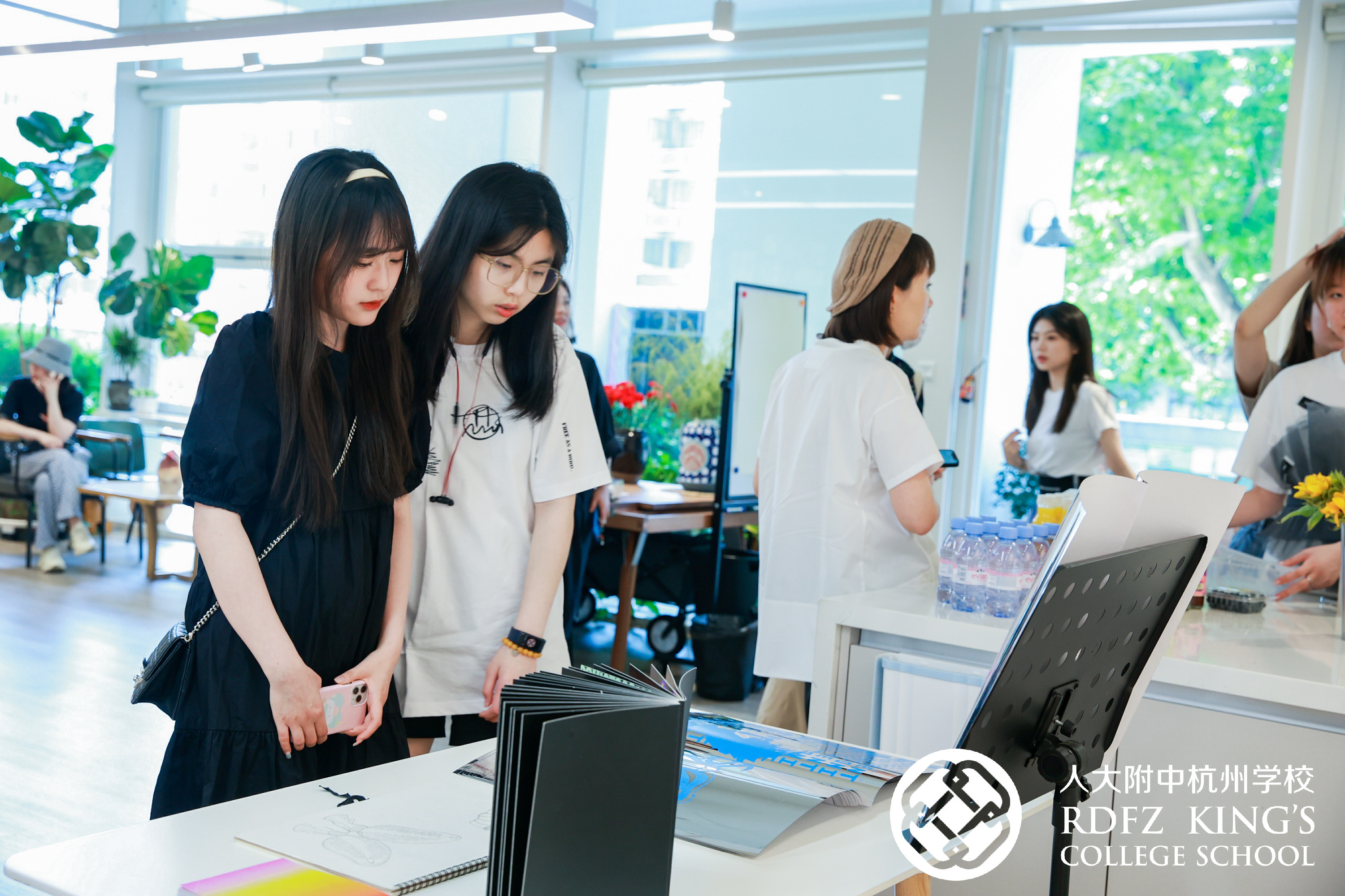 人大附中杭州学校首届国际高中艺术设计展 展出近70件学生作品