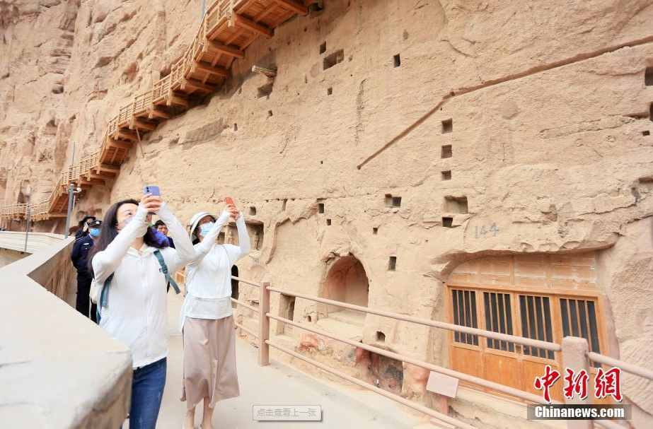 6月2日，在大陆创业、学习的台湾青年走进位于甘肃省临夏回族自治州永靖县的世界文化遗产炳灵寺，体验石窟文化。中新社记者 高展 摄