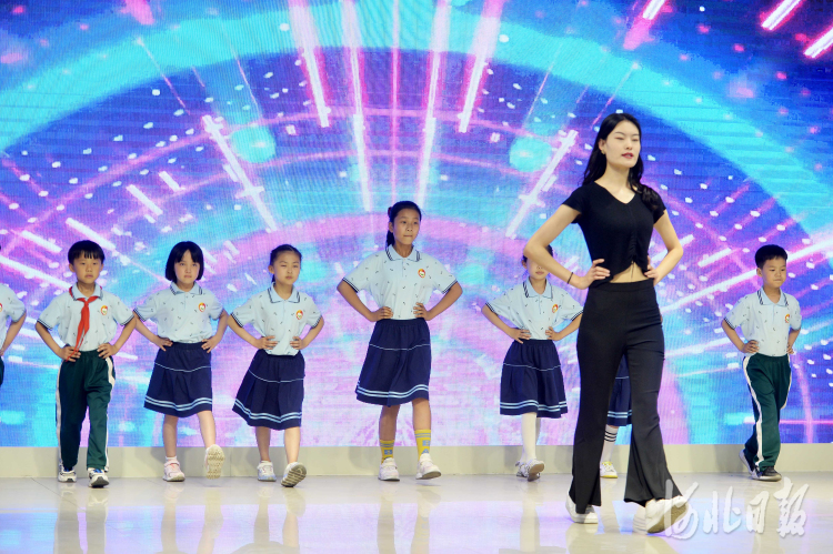2021年5月26日17时15分,衡水市利民路小学的同学在老师的带领下学走时装步。河北日报记者张昊摄影报道