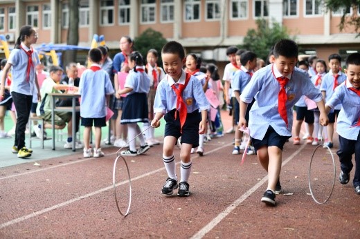 杭州市青蓝小学举行“六一”庆祝活动，共同守卫孩子们的“视”界