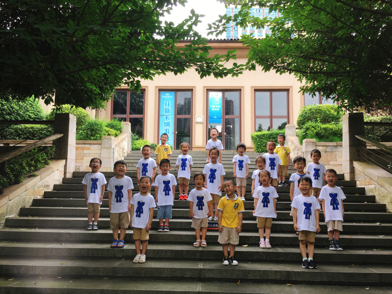 （长沙市雨花区托斯卡纳幼儿园的孩子们正在做游戏）