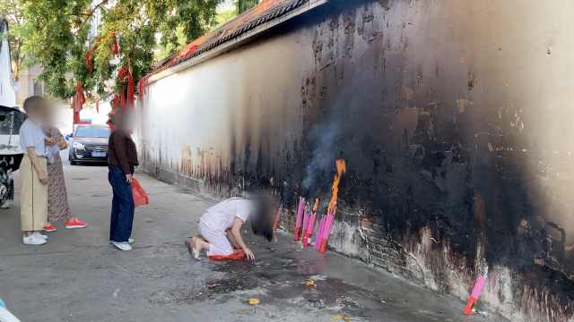 毛坦厂中学116年老枫树成"神树",保安深夜看守防家长烧香