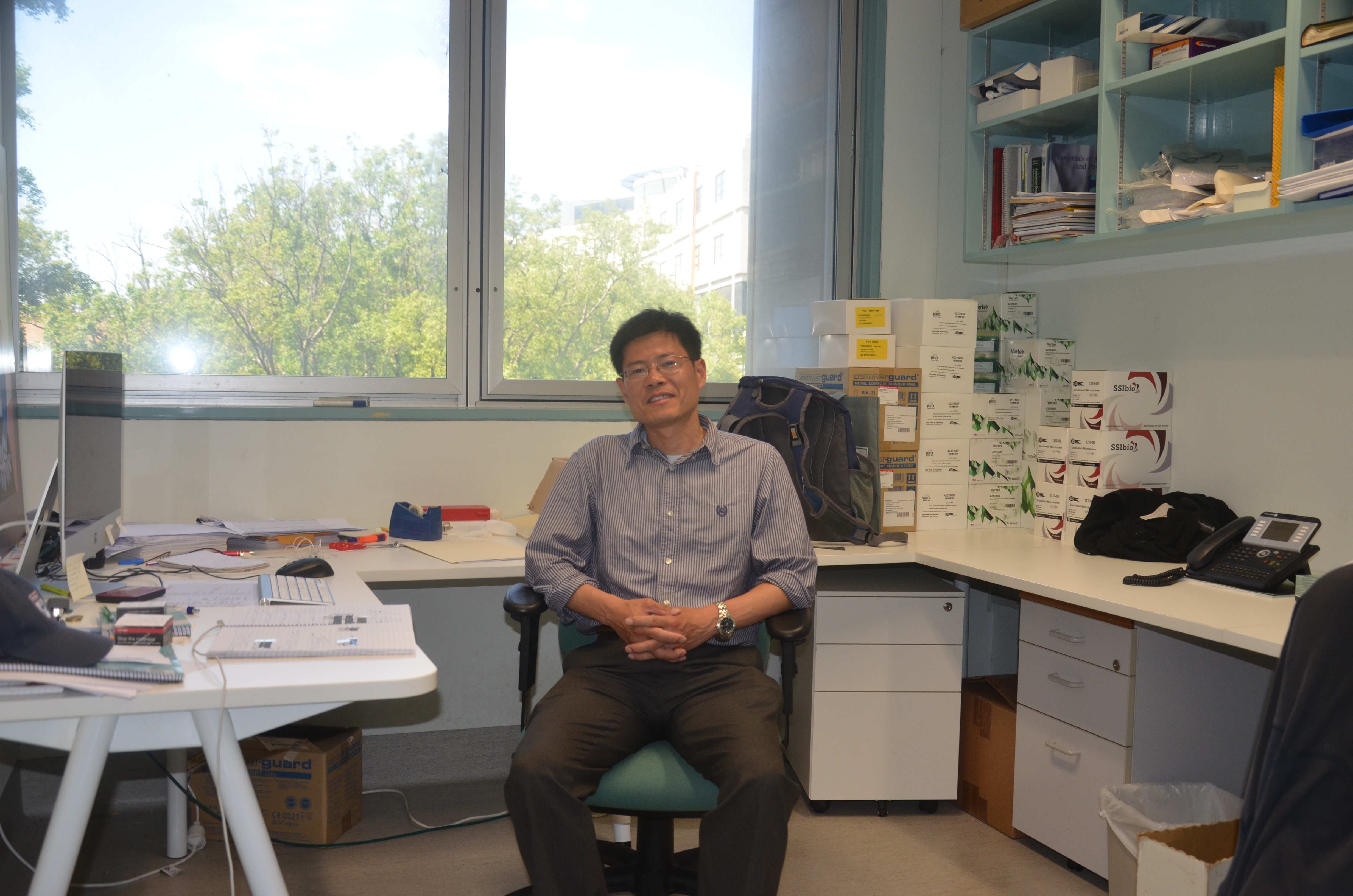 郑祥建教授在悉尼大学实验室