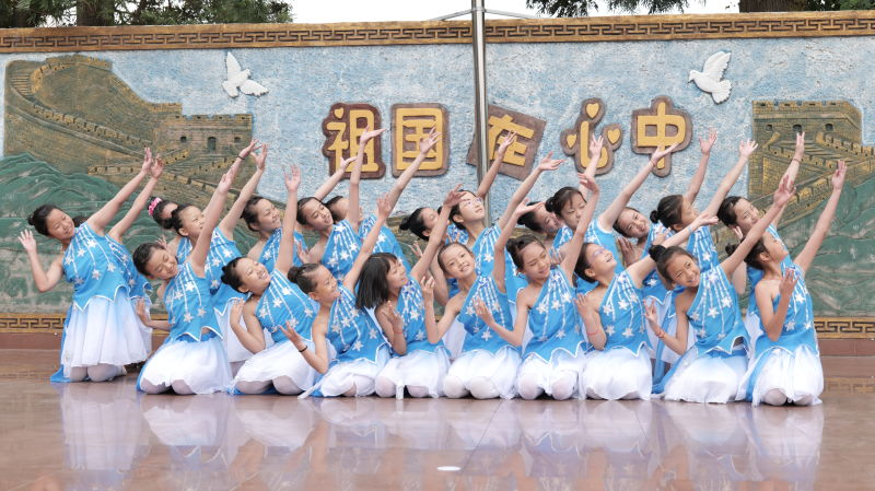 孩子们表演舞蹈《小星星》