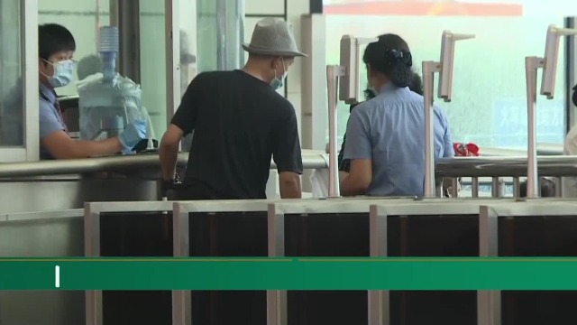 凤凰记者现场探访广州火车站 客流量比平时减少一半