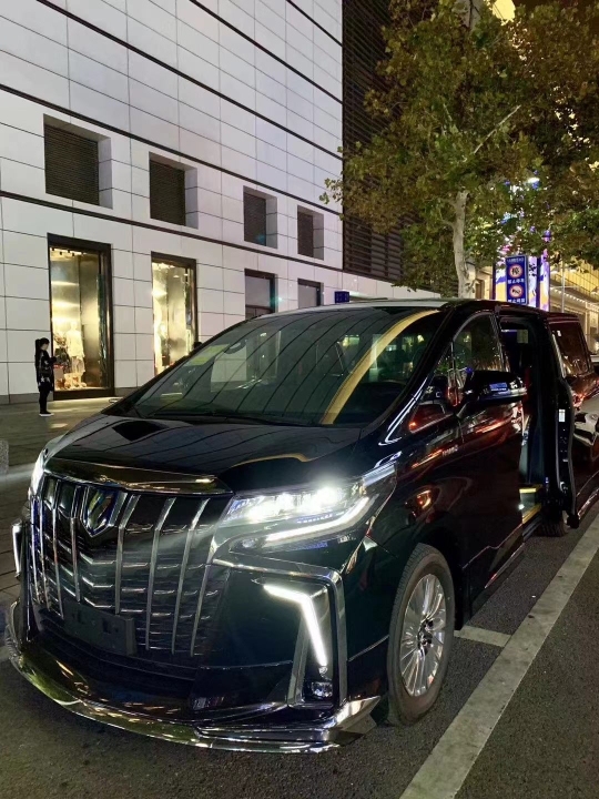 丰田埃尔法最新款颜色配置动力油耗外观