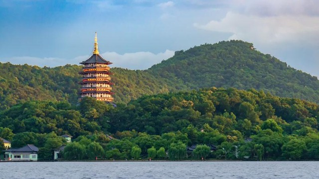 陆光正利用叠雕方式为雷峰塔修缮大型壁挂，十数年时间从未出现开裂现象