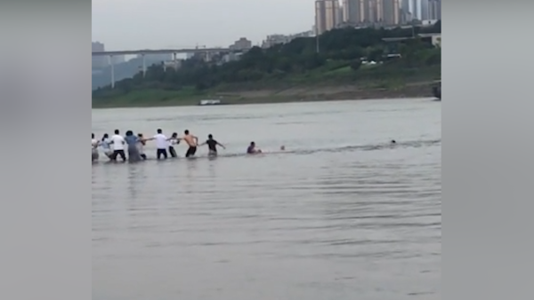 重庆35岁体育老师跳江救人遇难，孩子一直在岸上喊“爸爸”