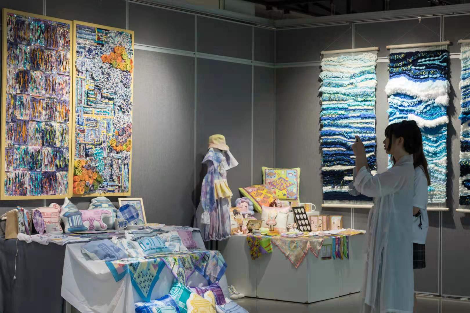 “后浪”演绎文化创意之美!河南工程学院“我豫乘风”毕业设计展举行