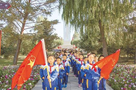 临泽县中小学生前往烈士陵园缅怀先烈 临泽县委宣传部供图