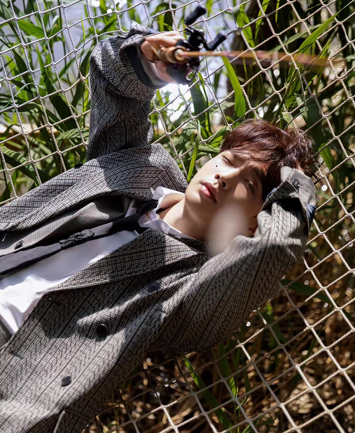 张艺兴登时尚杂志6月刊封面 演绎夏日吃瓜大片