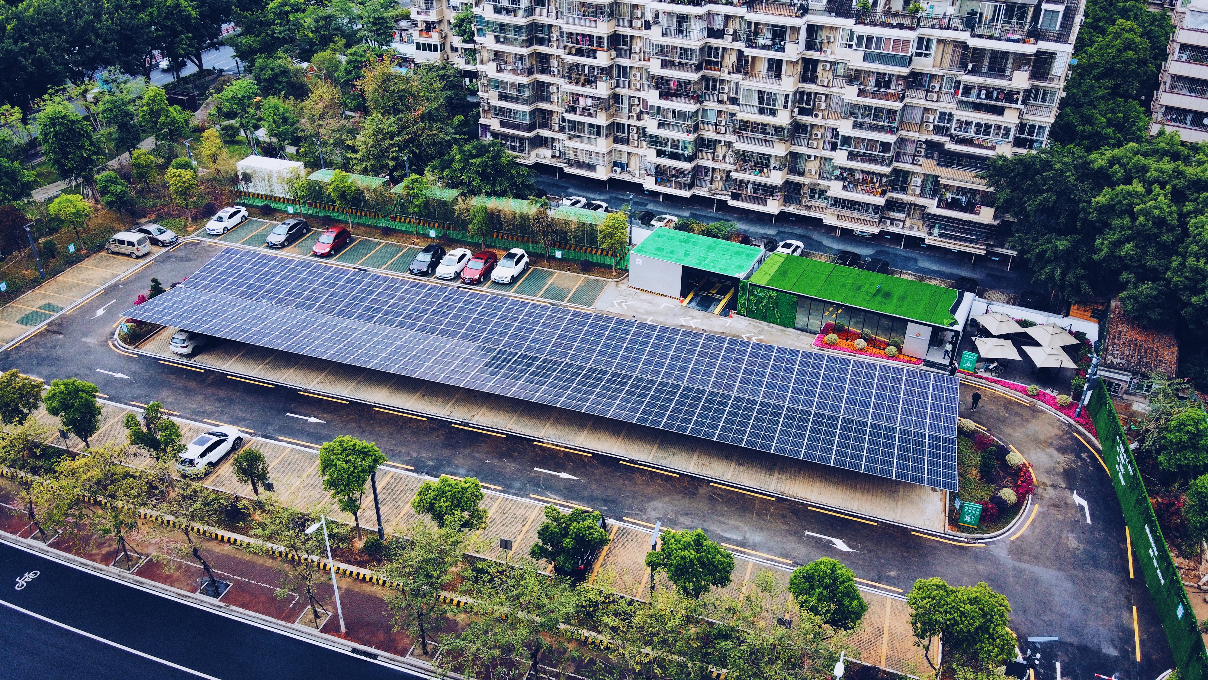 站內建有超級快速充電樁,光伏雨棚,儲能電池,智慧路燈等設備,引入電