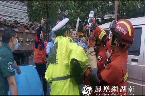 常德交警柳叶湖大队争分夺秒 紧急救援三车追尾被困司机