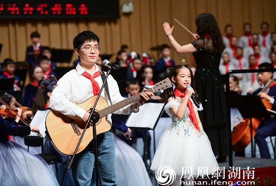 大同小学音乐教师张宏雨、育才学校学生赵君晗领衔演唱《苔》