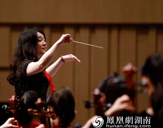 芙蓉区育才学校音乐教师刘灿担任音乐会指挥