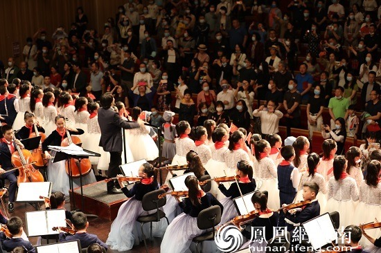 特邀国家一级指挥肖鸣先生担任音乐会指挥