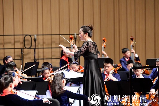 芙蓉区大同学校音乐教师李可担任音乐会指挥