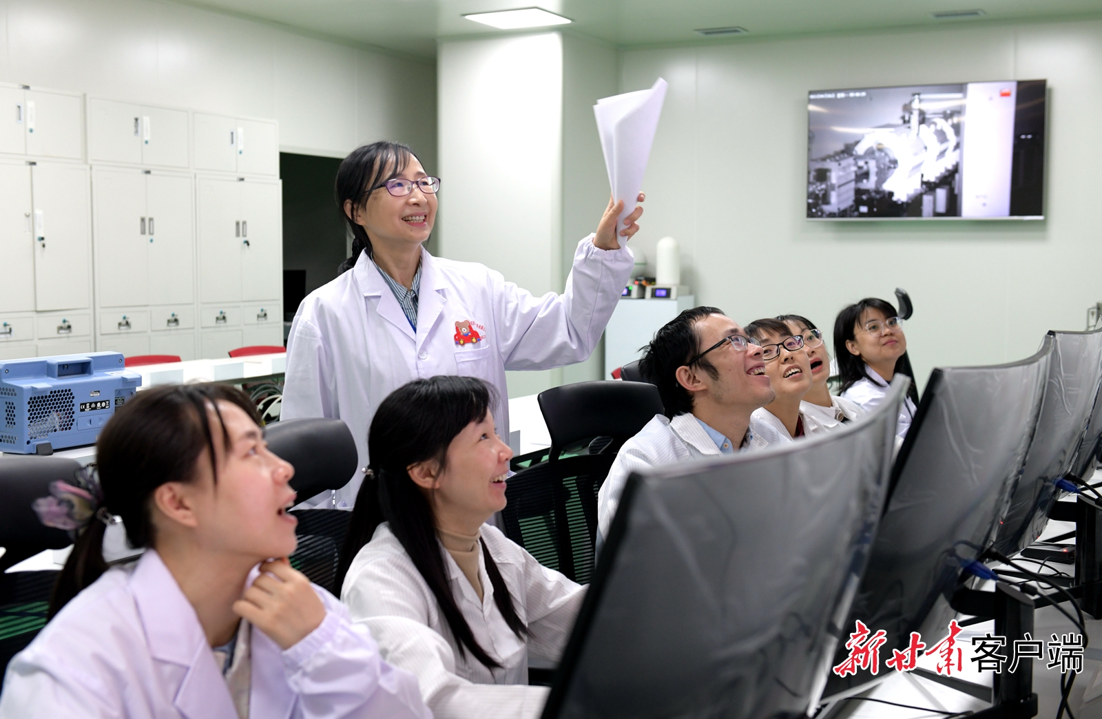 刘杰指导团队同事进行单粒子效应地面模拟试验