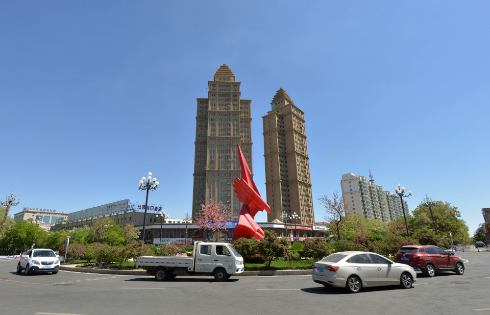 嘉峪关市新华北路街心转盘 李巍 摄