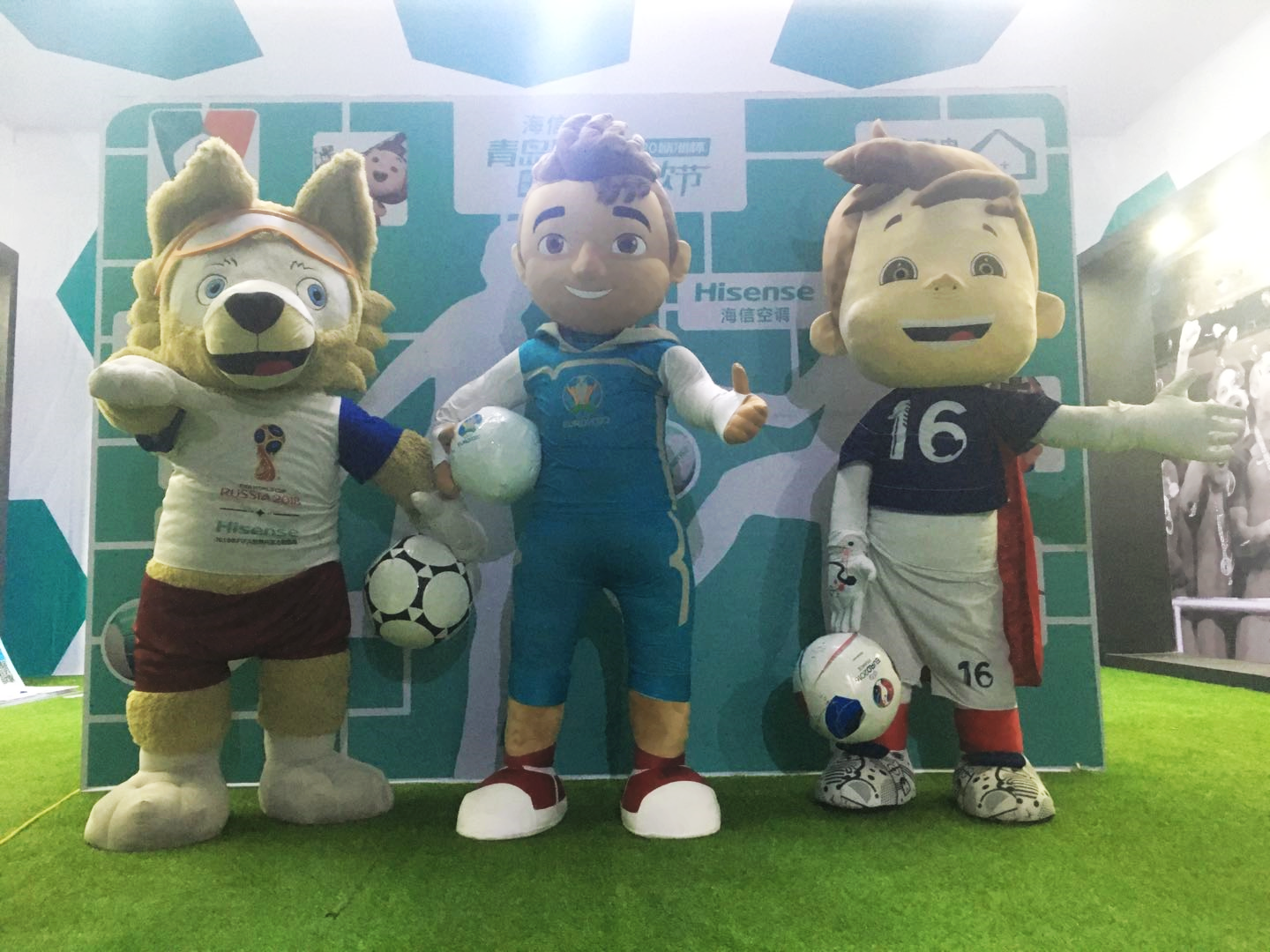 “探秘”欧洲杯球迷广场：超级维克多、扎比瓦卡、 skillzy  足球“三巨星”齐聚青岛