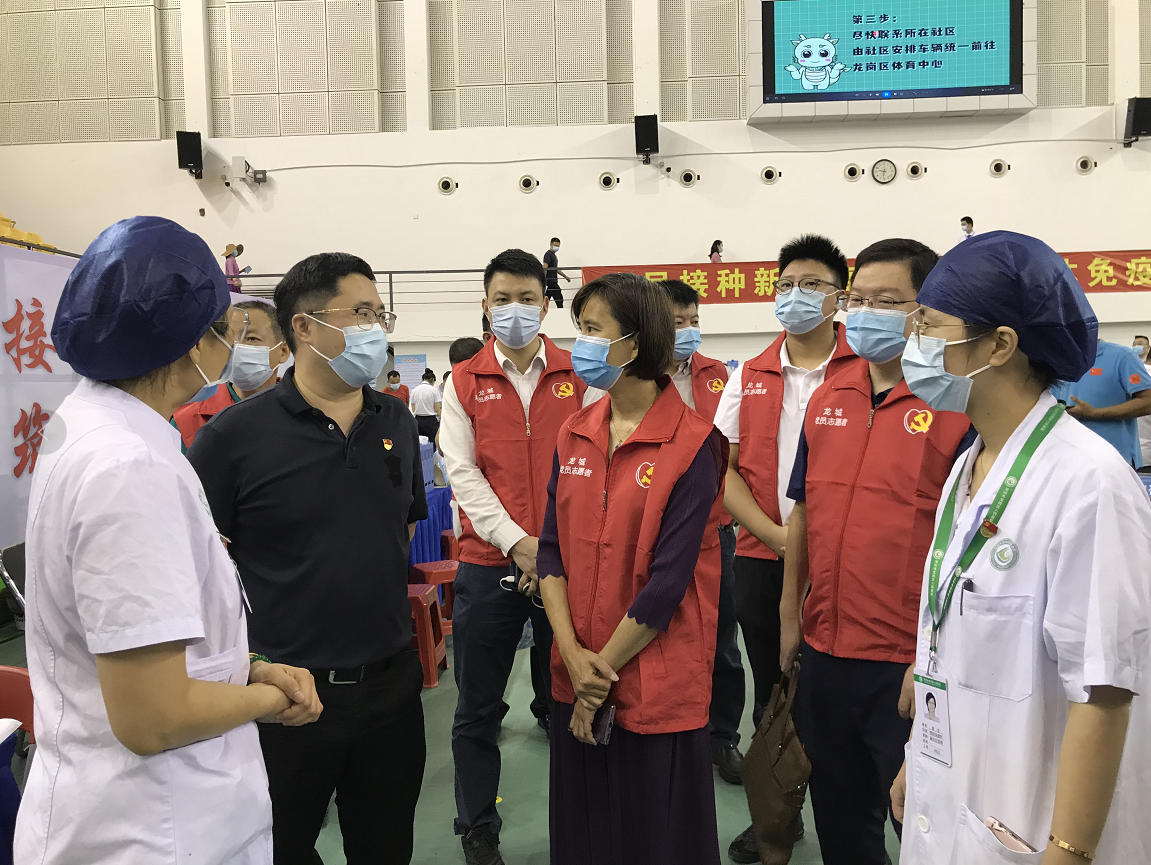 街道党工委书记韦锋组织协调扩容工作现场