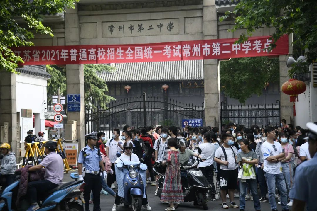 溧阳,金坛,武进和市区4个考区,共设16个考点,572个考场.