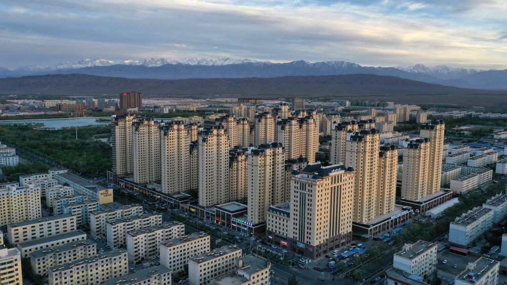 嘉峪关市中鹏嘉年华居民小区 雷昉谕 摄