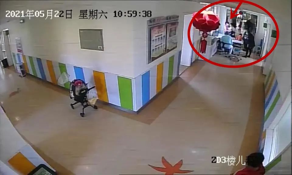 一名患儿家长带孩子来儿童口腔科就诊