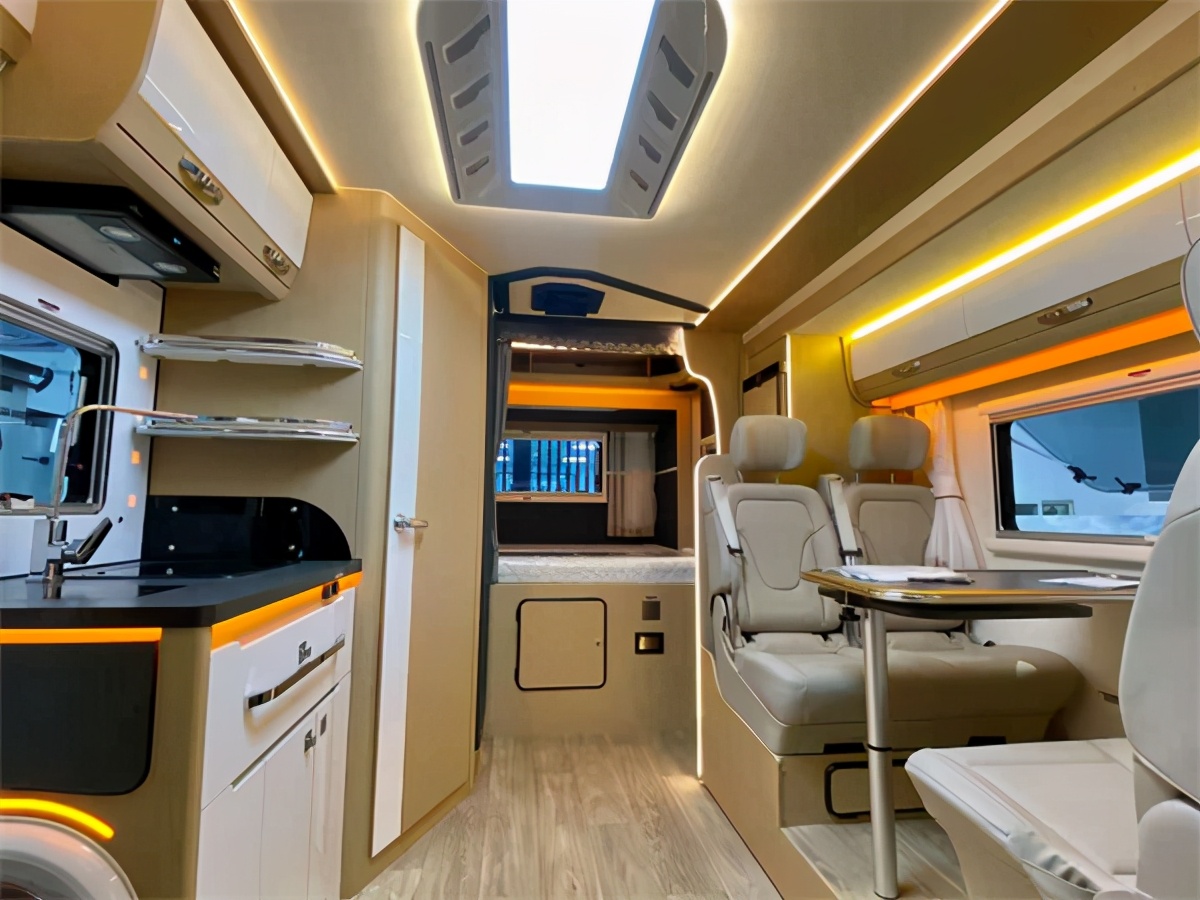 展厅实拍精致做工嵌镶式氛围灯 依维柯欧胜底盘铂驰旅行家双扩房车