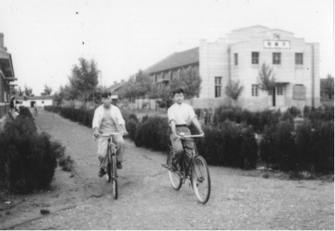 1956年6月，齐乃义（右）与同事在南定的山东省工业厅干部训练班校园内