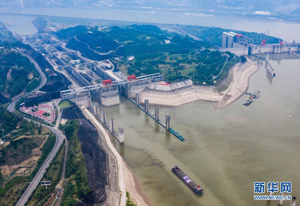 6月9日，轮船行驶在三峡大坝上游三峡五级船闸引航道（无人机照片）。新华社发（郑家裕 摄）