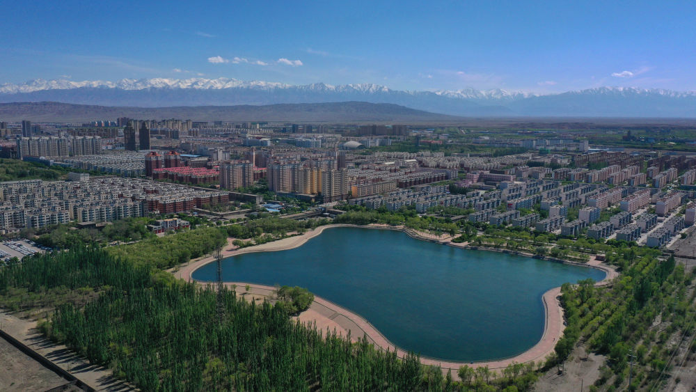 嘉峪关市酒钢抑尘环保生态湖 雷昉谕 摄