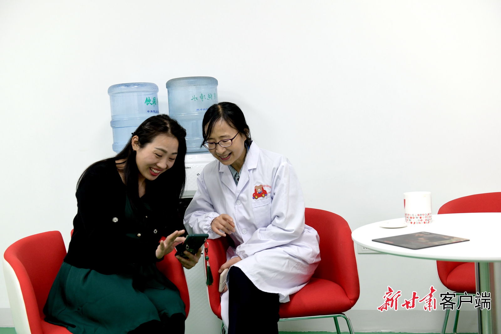 和同事愉悦闲暇时光，生活中的刘杰和大多数女性一样也很爱美。