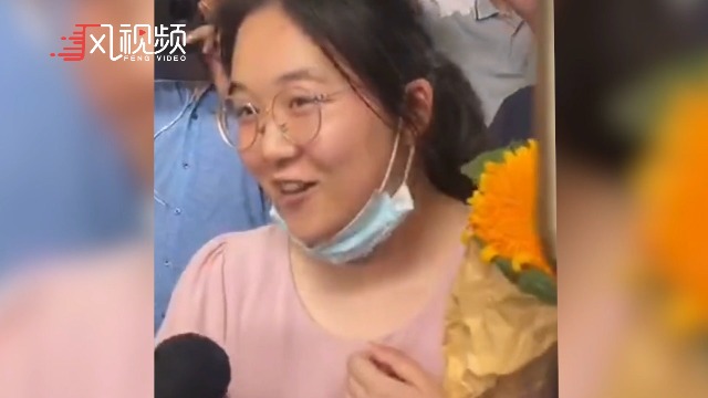重庆女生考完飞奔出考场：我就想第一个接受采访 生怕别人跑赢