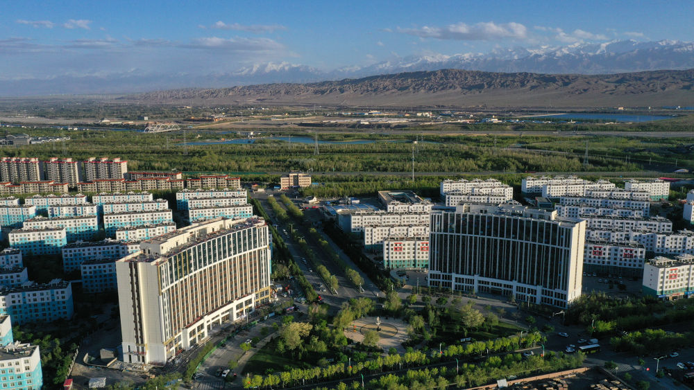 嘉峪关市英雄广场青年大厦 雷昉谕 摄