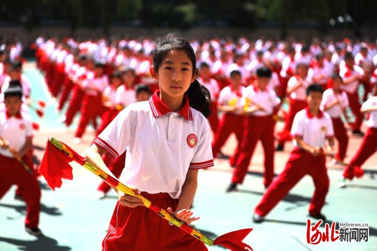 2021年6月10日，在承德市双桥区南营子小学，学生们在大课间上舞动“霸王鞭”。“霸王鞭”是河北省承德市的传统民间舞蹈，已有200多年历史，于2013年列入河北省第五批省级非物质文化遗产名录项目。通讯员 刘环宇摄影报道