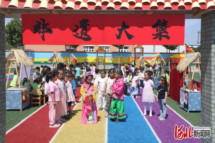 2021年6月11日，河北省唐山市丰润区白官屯镇燕子河幼儿园小朋友们在赶“非遗大集”。通讯员 朱大勇 摄影报道