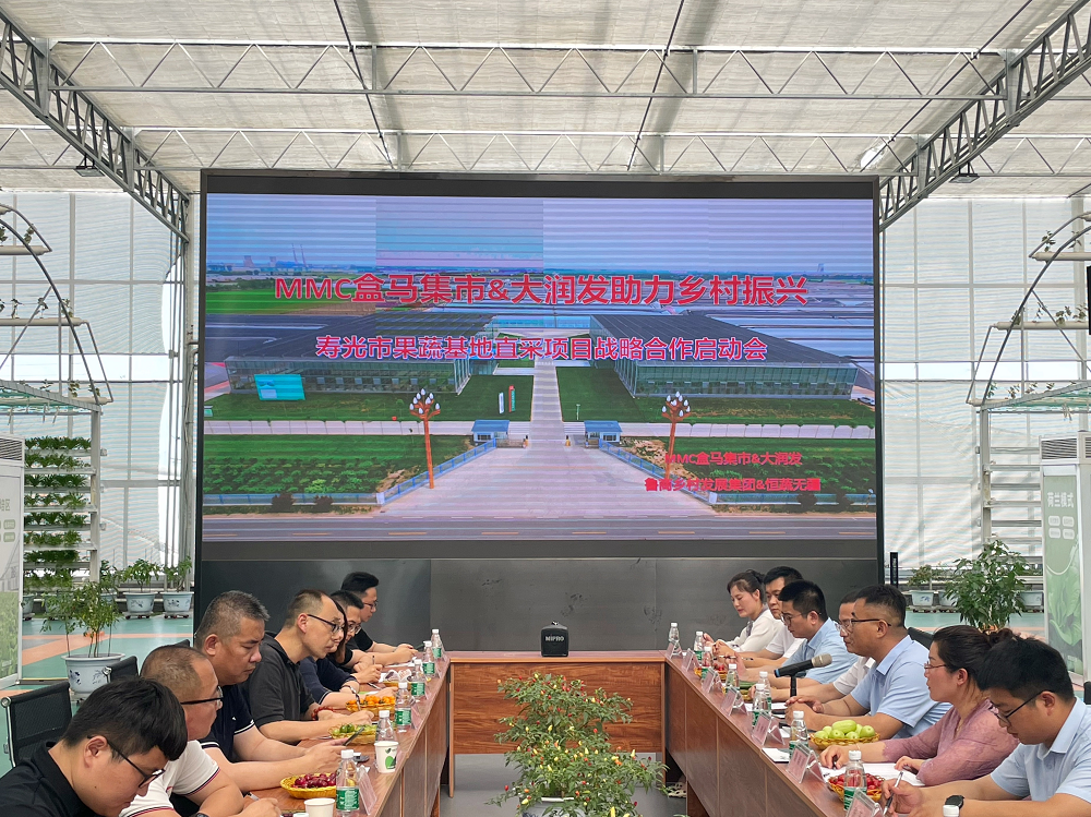 (启动会现场,寿光农业农村局张林林正在介绍当地果蔬情况)