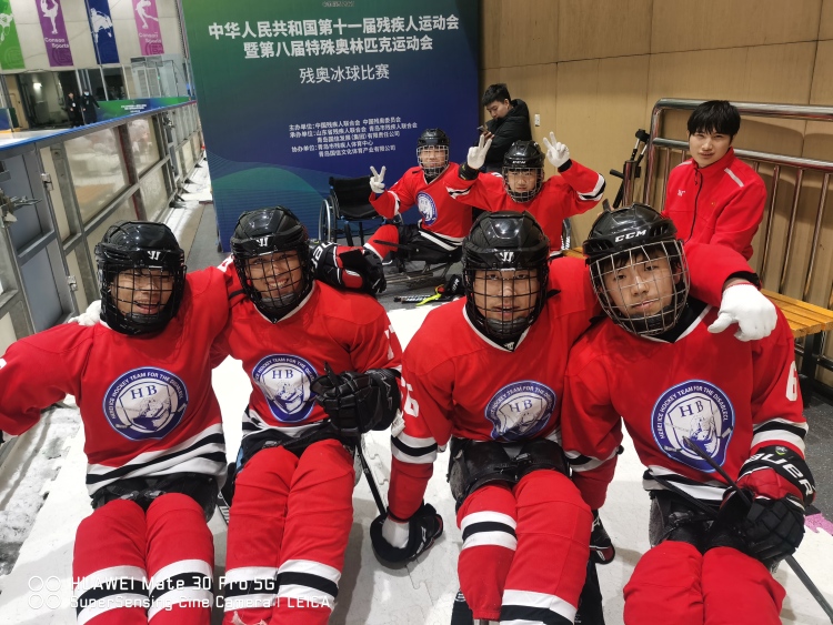 河北省选手在赛场边合影。 河北省残联供图