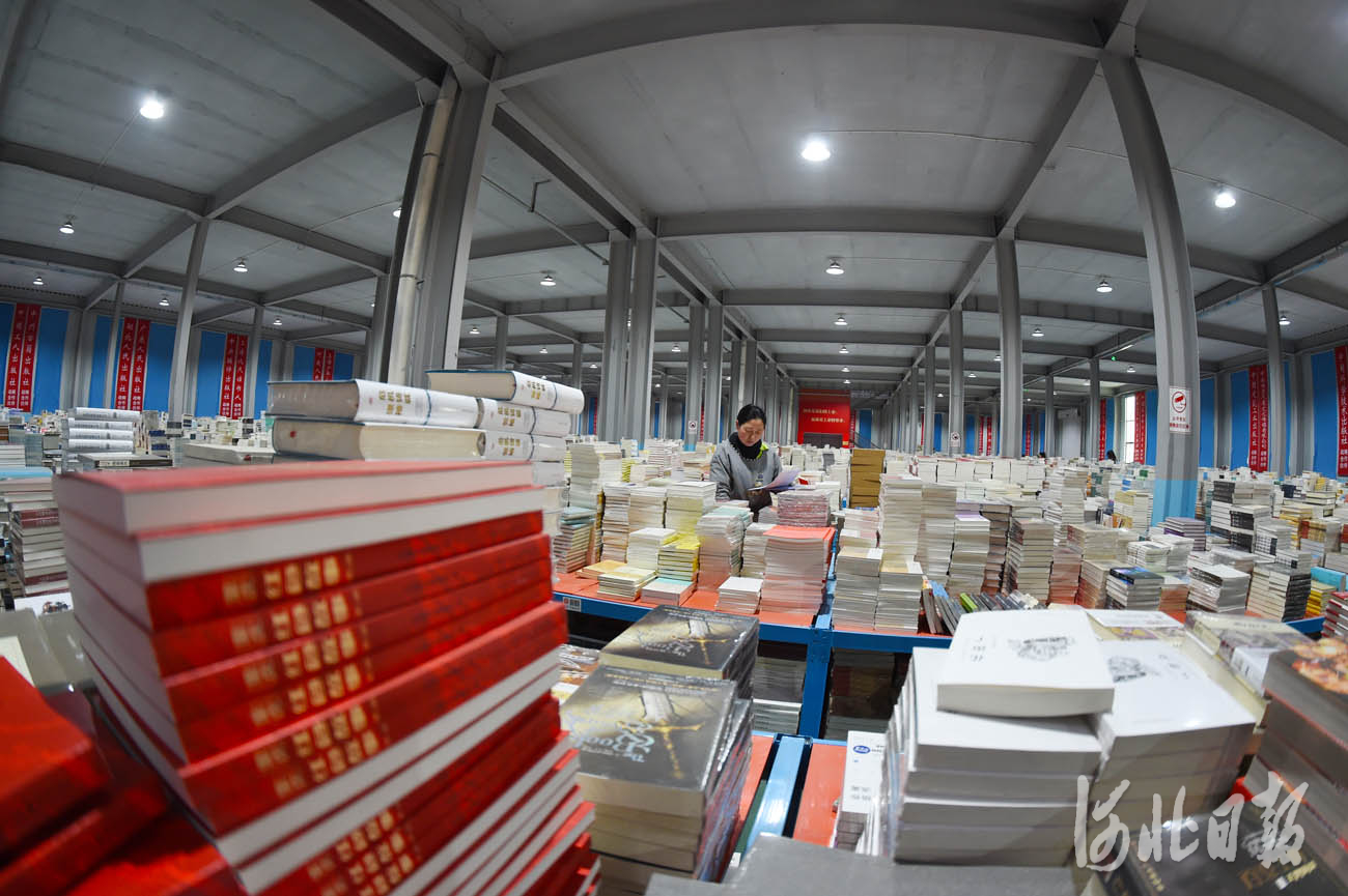 近日，在位于河北省永清县的全国工商联书业商会馆配图书联合现采基地，工作人员按照订单挑选配送图书。河北日报记者赵永辉摄影报道