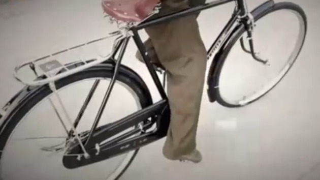 上世纪八十年代的年轻人骑自行车的姿势为何千奇百怪?