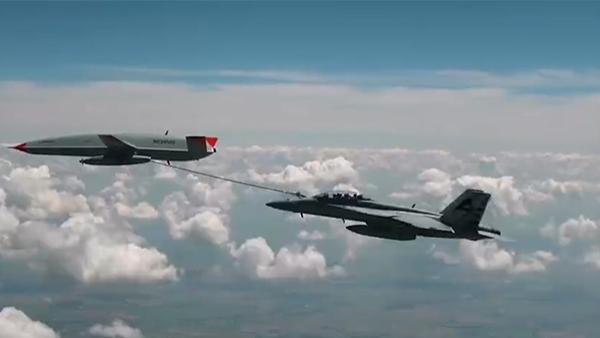 美国海军舰载无人加油机首次完成为他机空中加油试验。