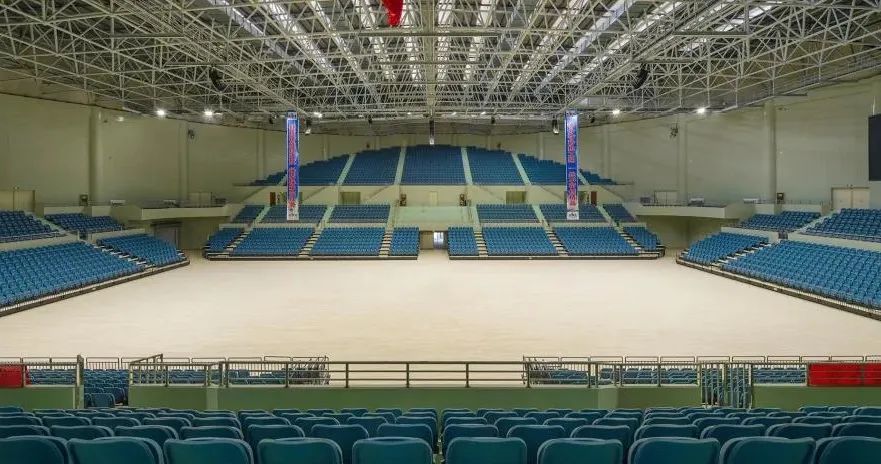 速度快,对抗激烈,动作精彩场地形状:长方形场地装备:手球制服,球鞋