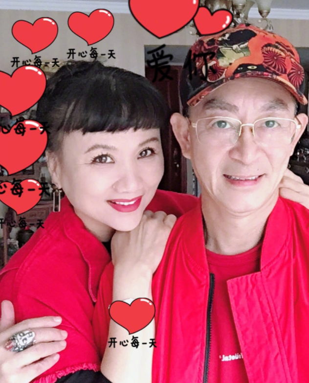 六小龄童晒合照庆结婚33周年 和妻子相互依偎十分甜蜜 甜甜新闻