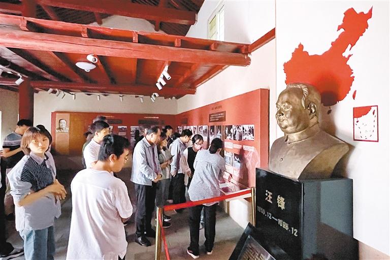 党员群众来到汪锋故居纪念馆参观学习