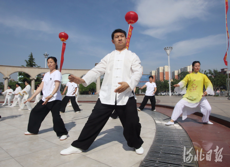 2021年6月11日,太极拳爱好者正在河北省邯郸市永年区2021年文化和自然