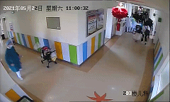 不到13秒便推来了氧气筒，你为生命奔跑的样子真美。