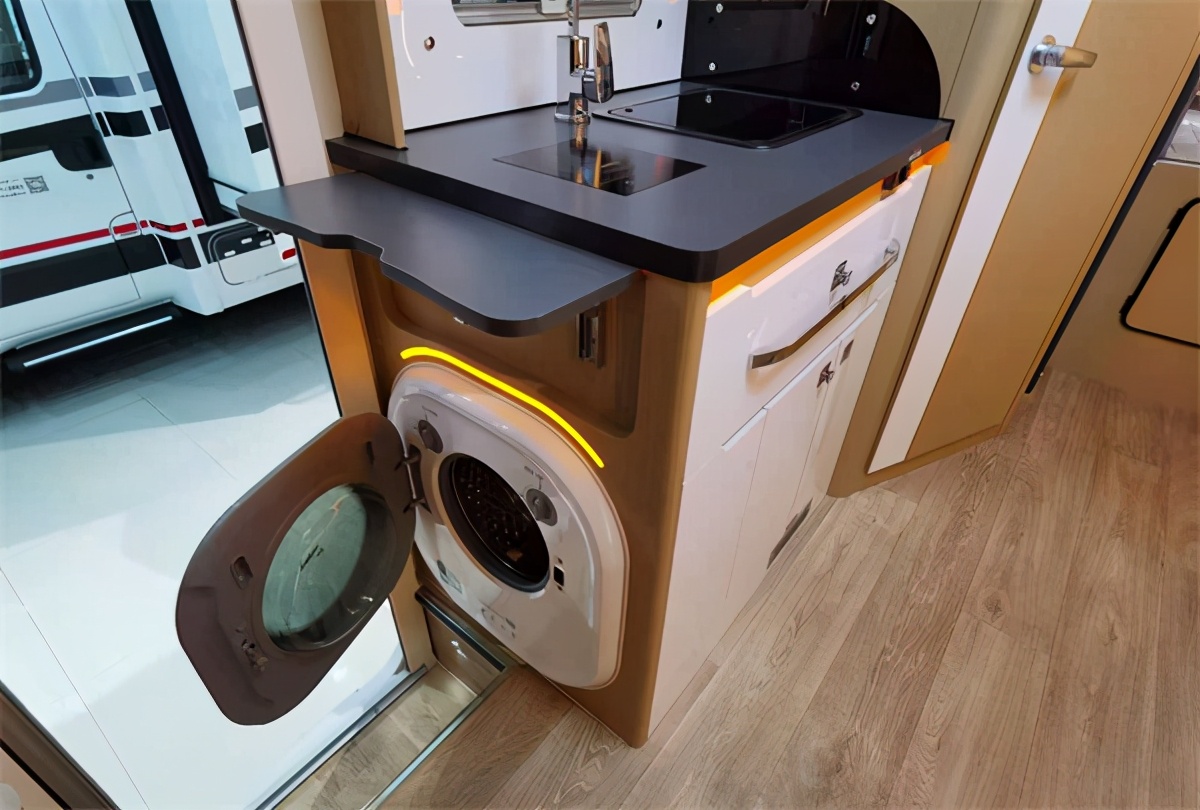 展厅实拍精致做工嵌镶式氛围灯 依维柯欧胜底盘铂驰旅行家双扩房车